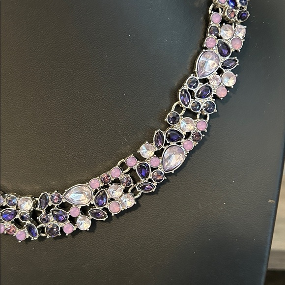 Stunning WHBM White House Black Market Purple Rhinestone statement necklace #J39 - Picture 3 of 9